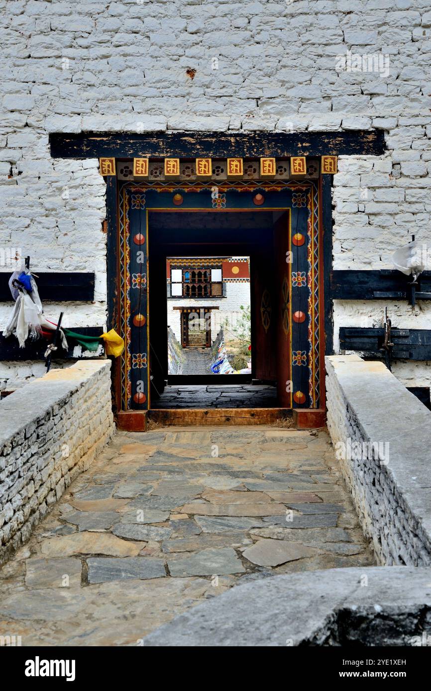 Vue partielle du pont de la chaîne de fer, également connu sous le nom de pont Tamchoe ou Tachog Lhakhang, traverse le Paro Chhu (rivière) jusqu'au Dzong, chokha, Bhoutan Banque D'Images