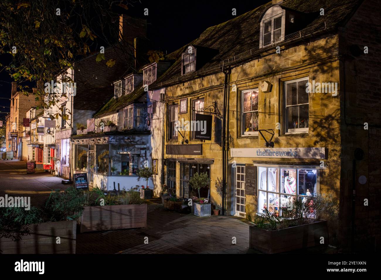 Rangée du milieu la nuit. Chipping norton, Cotswolds, Oxfordshire, Angleterre Banque D'Images