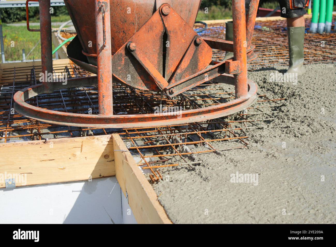 Ouvriers remplissant le sol du deuxième étage avec le béton, le noyau et le bâtiment de construction de coquille Banque D'Images