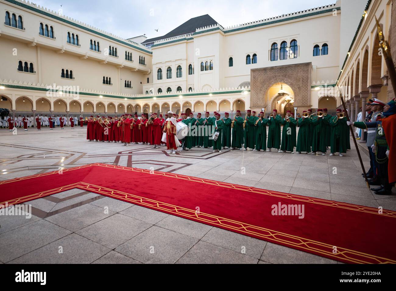 Rabat, Maroc. 28 octobre 2024. Arrivée du Roi du Maroc et du Président de la France au Palais Royal de la capitale Rabat. Visite d'État de trois jours visant à rétablir les relations avec le pays d'Afrique du Nord après des années de tensions. Rabat, Maroc, 28 octobre 2024. Photo de Jeanne Accorsini/Pool/ABACAPRESS. COM Credit : Abaca Press/Alamy Live News Banque D'Images