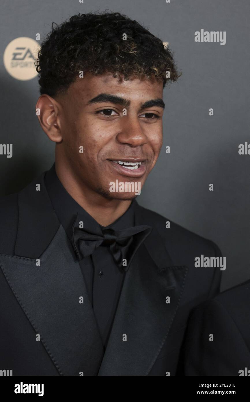 Lamine Yamal assiste à la 68e séance photo ballon d&#39 ; ou France Football 2024 le 28 octobre 2024 au Théâtre du Châtelet à Paris Banque D'Images