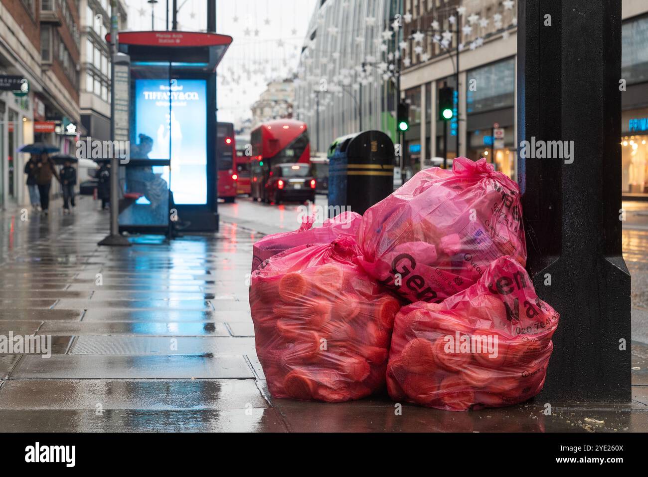 Londres, Royaume-Uni - 19 octobre 2024 - sacs de petits pains à hamburger laissés comme ordures sur Oxford Street Banque D'Images