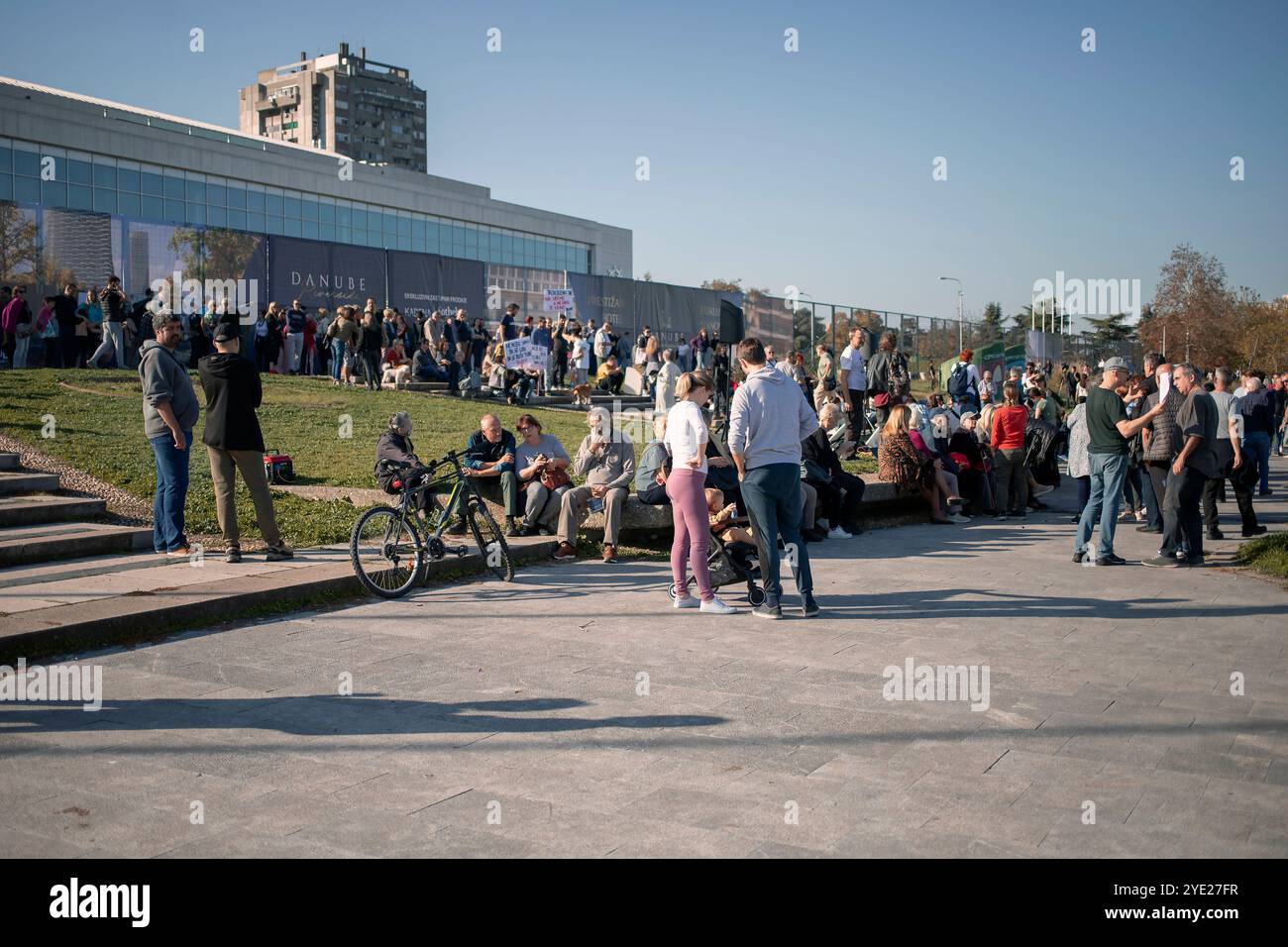 Belgrade, Serbie, 26 octobre 2024 : des citoyens organisent une manifestation pacifique contre la démolition de l'hôtel Yougoslavie (Jugoslavija). Banque D'Images