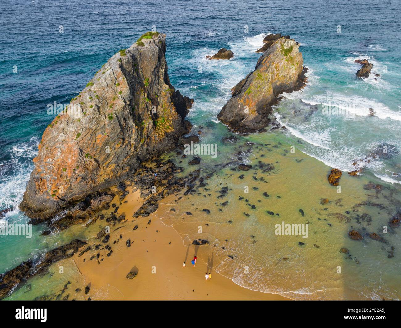 Vue aérienne d'une formation rocheuse déchiquetée au large d'une plage de sable à Naroom sur la côte sud de la Nouvelle-Galles du Sud, Australie Banque D'Images