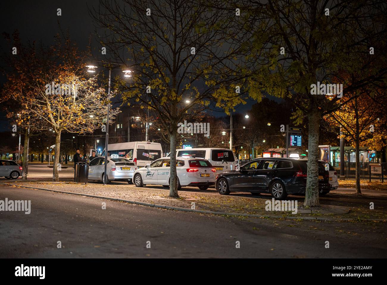 Taxis stationnés devant la gare un samedi soir en octobre 2024 à Norrköping, Suède. Banque D'Images