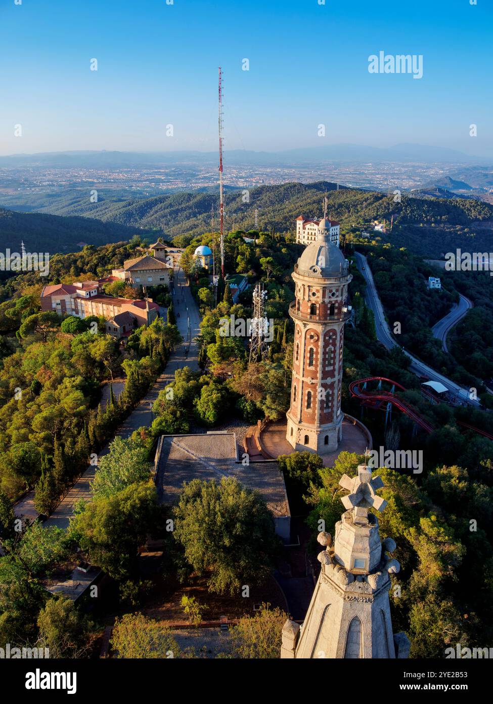 Torre de les Aigues de dos Rius, vue surélevée, Mont Tibidabo, Barcelone, Catalogne, Espagne Banque D'Images