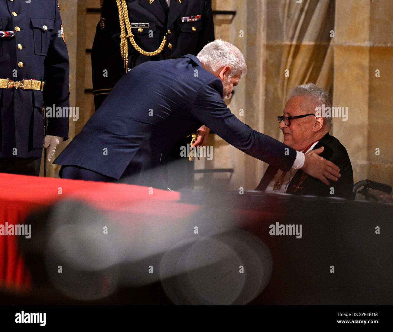 Prague, République tchèque. 28 octobre 2024. Le président tchèque Petr Pavel (à gauche) a décerné la Médaille du mérite 1ère classe à Alexander Wiegand, citoyen de la République fédérale d'Allemagne, opposant actif au régime totalitaire et prisonnier politique du régime communiste tchécoslovaque, pour ses services rendus à l'État dans le domaine de la sécurité de l'État et des citoyens, à l'occasion de la fête nationale de la création de l'État indépendant tchécoslovaque, le 28 octobre 2024, salle Vladislav, Château de Prague, Prague, République tchèque. Crédit : Katerina Sulova/CTK photo/Alamy Live News Banque D'Images