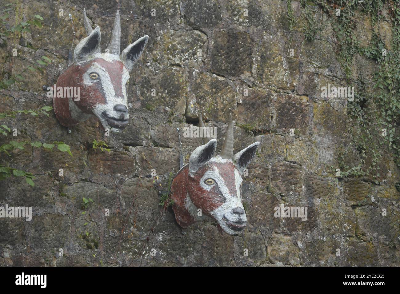Sculptures de Pasquale Ippolito sur les Frères Grimm conte de fées le loup et les sept petites chèvres, deux têtes de chèvre, tête de chèvre, tête d'animal, animal h Banque D'Images