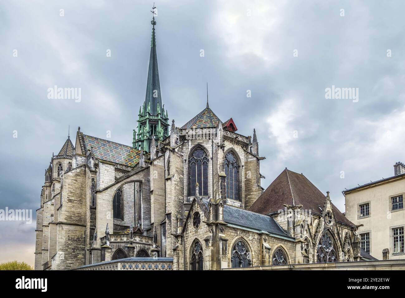 La cathédrale de Dijon, ou cathédrale Saint-Benignus de Dijon, est une église catholique romaine située à Dijon, en France. Vue depuis l'abside Banque D'Images