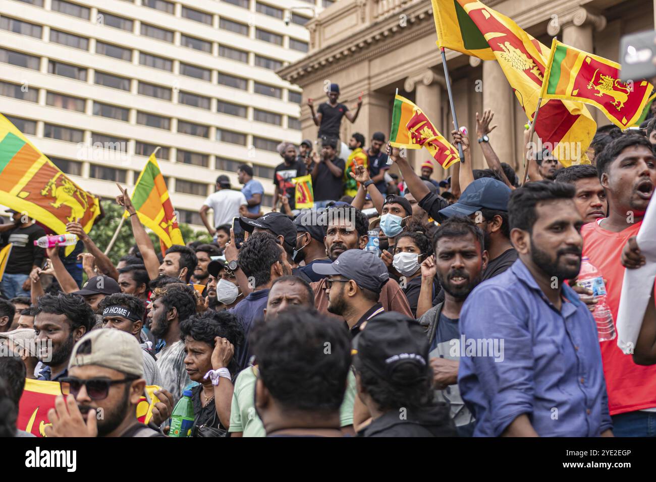 COLOMBO, Sri LANKA : 9 juillet 2022 : beaucoup de gens s'unissent sur les marches du siège du Secrétariat présidentiel avec des drapeaux nationaux lors d'une manifestation économique de masse Banque D'Images