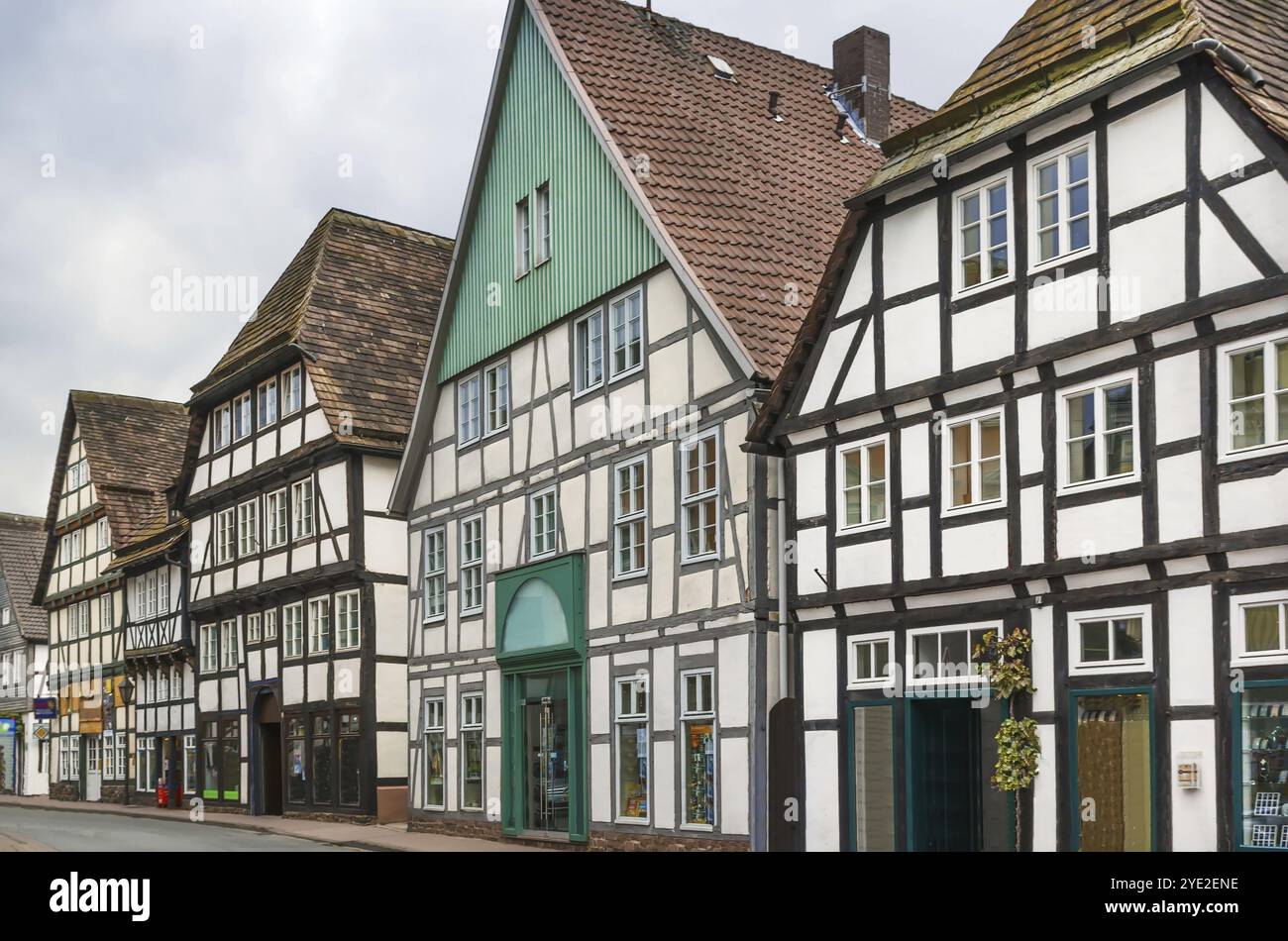 Rue avec maisons historiques à colombages à Hoxter, Allemagne, Europe Banque D'Images