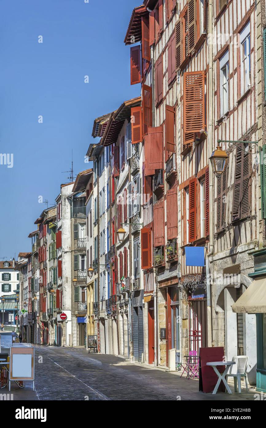 Rue avec maisons historiques dans le centre ville de Bayonne, France, Europe Banque D'Images