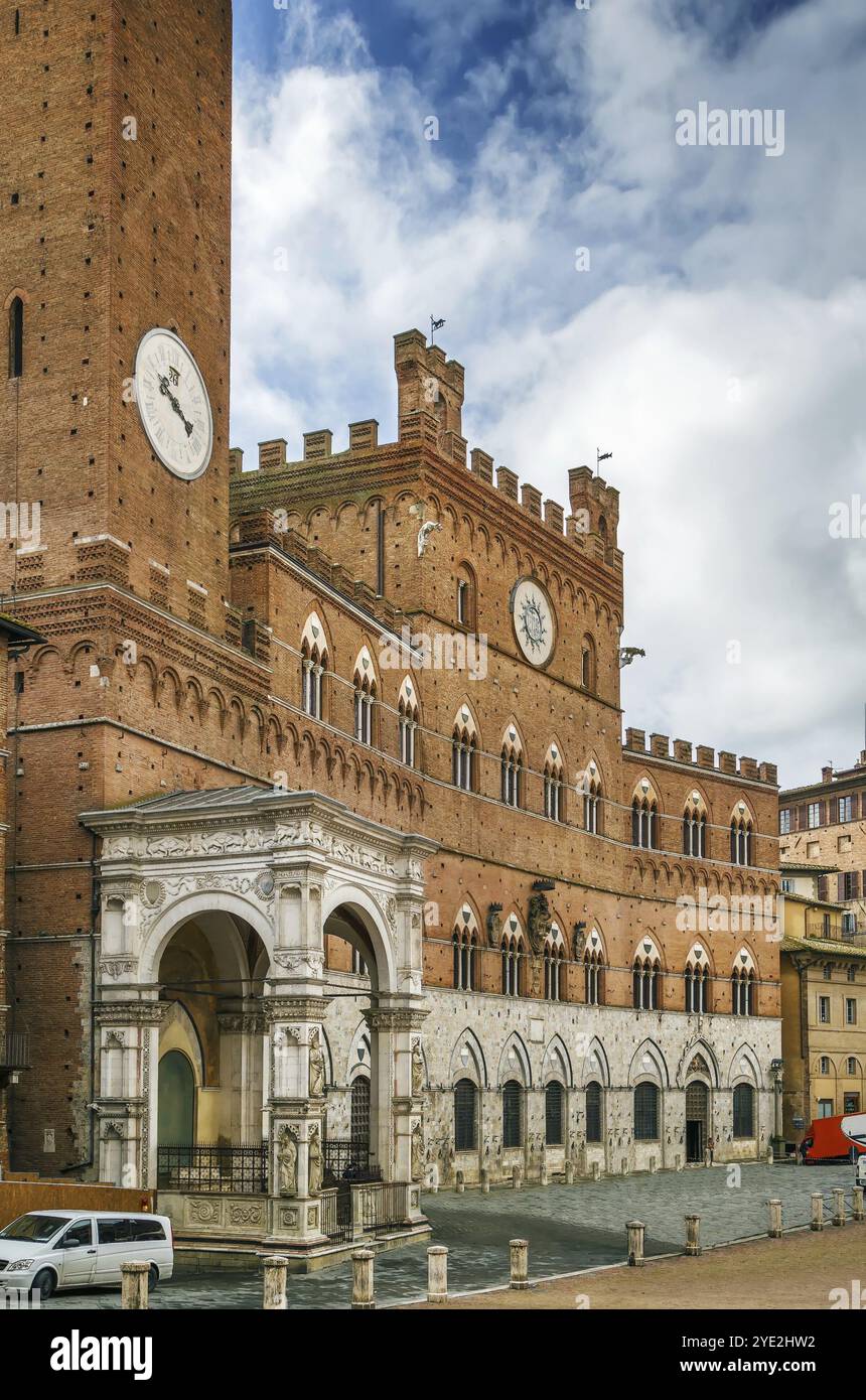 Le Palazzo Pubblico (hôtel de ville) est un palais à Sienne. La construction a commencé en 1297. Torre del Mangia, a été construit entre 1325 et 1344, Italie, EUR Banque D'Images