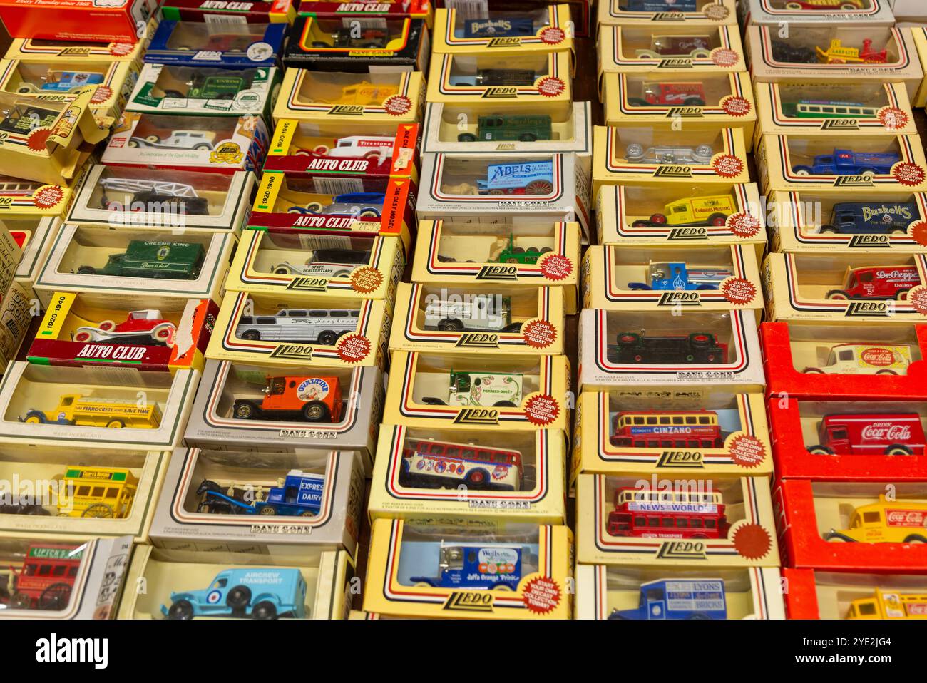 Boîte affichée de modèles Lledo anciens véhicules de collection, Royaume-Uni Banque D'Images