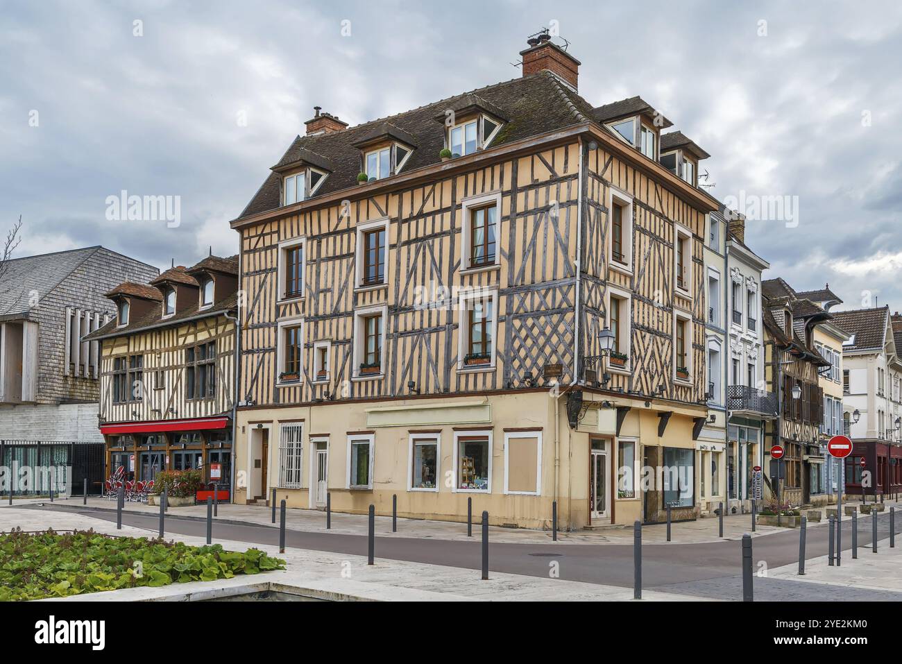 Rue avec maisons historiques à colombages à Troyes, France, Europe Banque D'Images