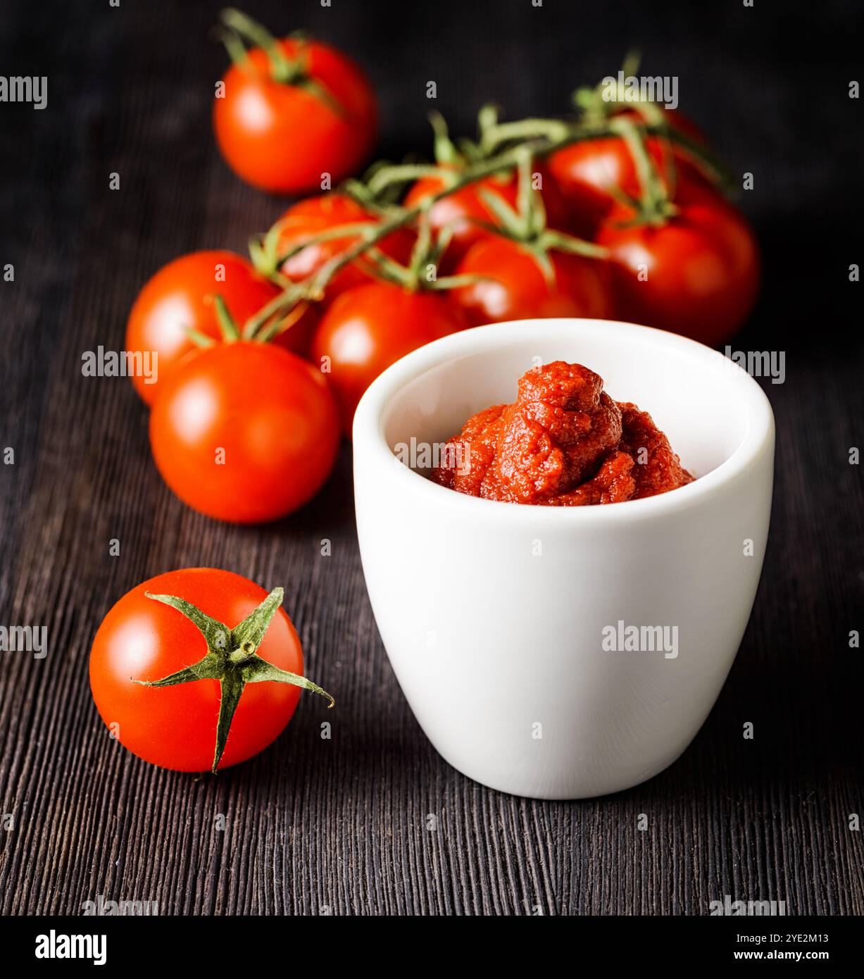 Tomates mûres et pâte de tomates. Fabrication de ketchup. Banque D'Images