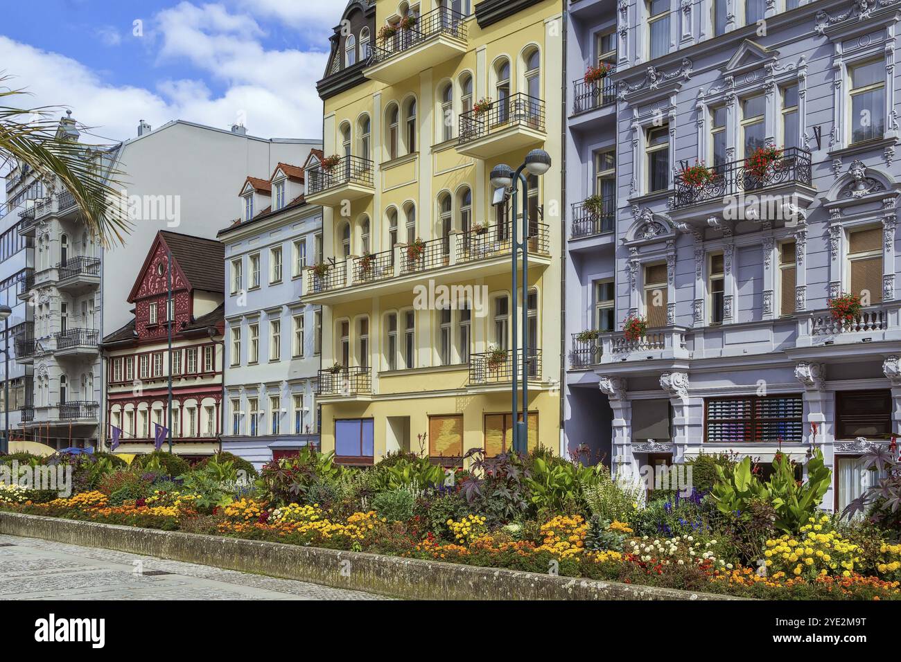 Rue avec de belles maisons historiques dans le centre-ville de Karlovy Vary, République tchèque Banque D'Images