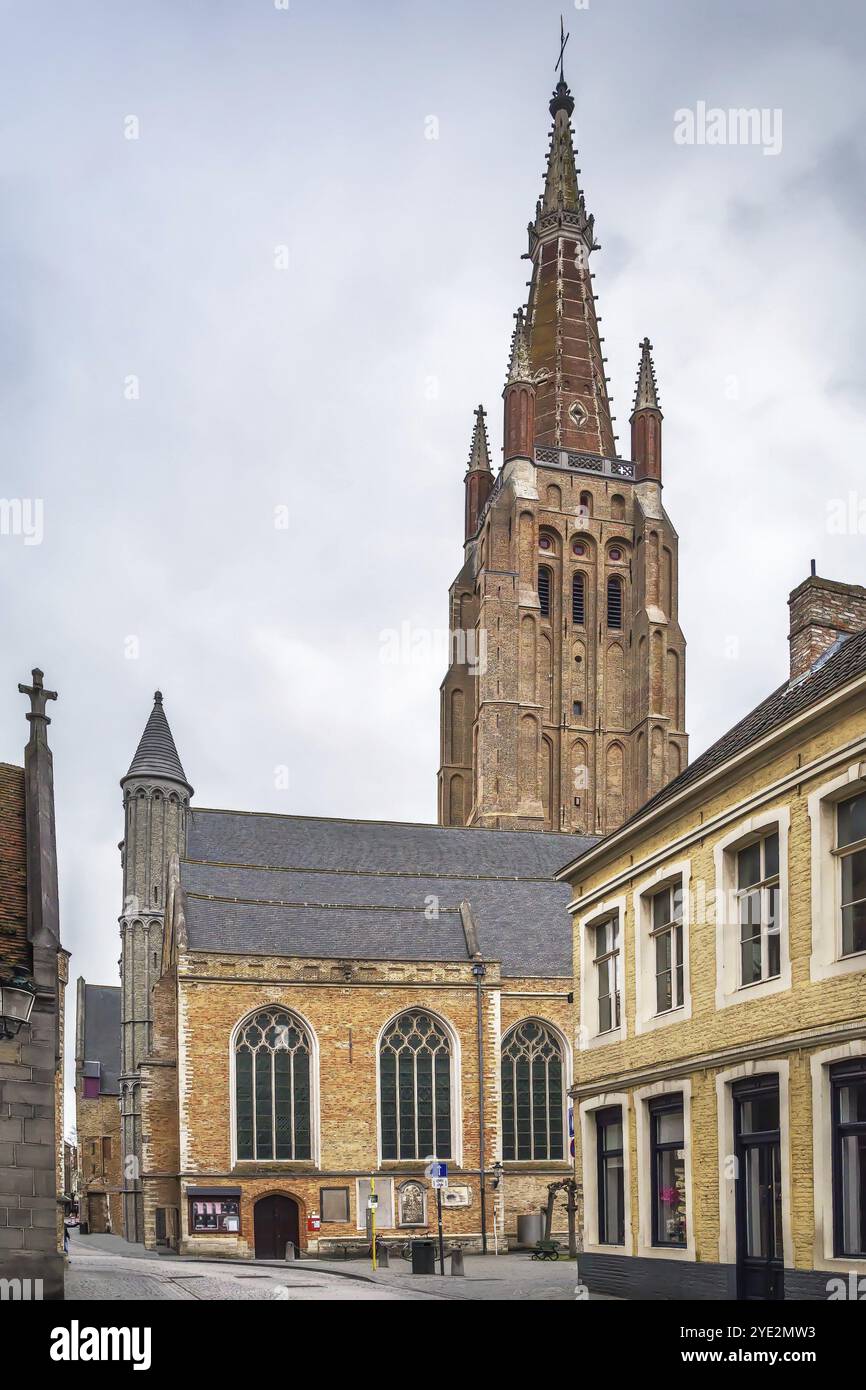 Église notre-Dame de Bruges, Belgique. Sa tour, à 122,3 mètres (401 pieds) de hauteur, reste la plus haute structure de la ville et la deuxième plus haute Banque D'Images