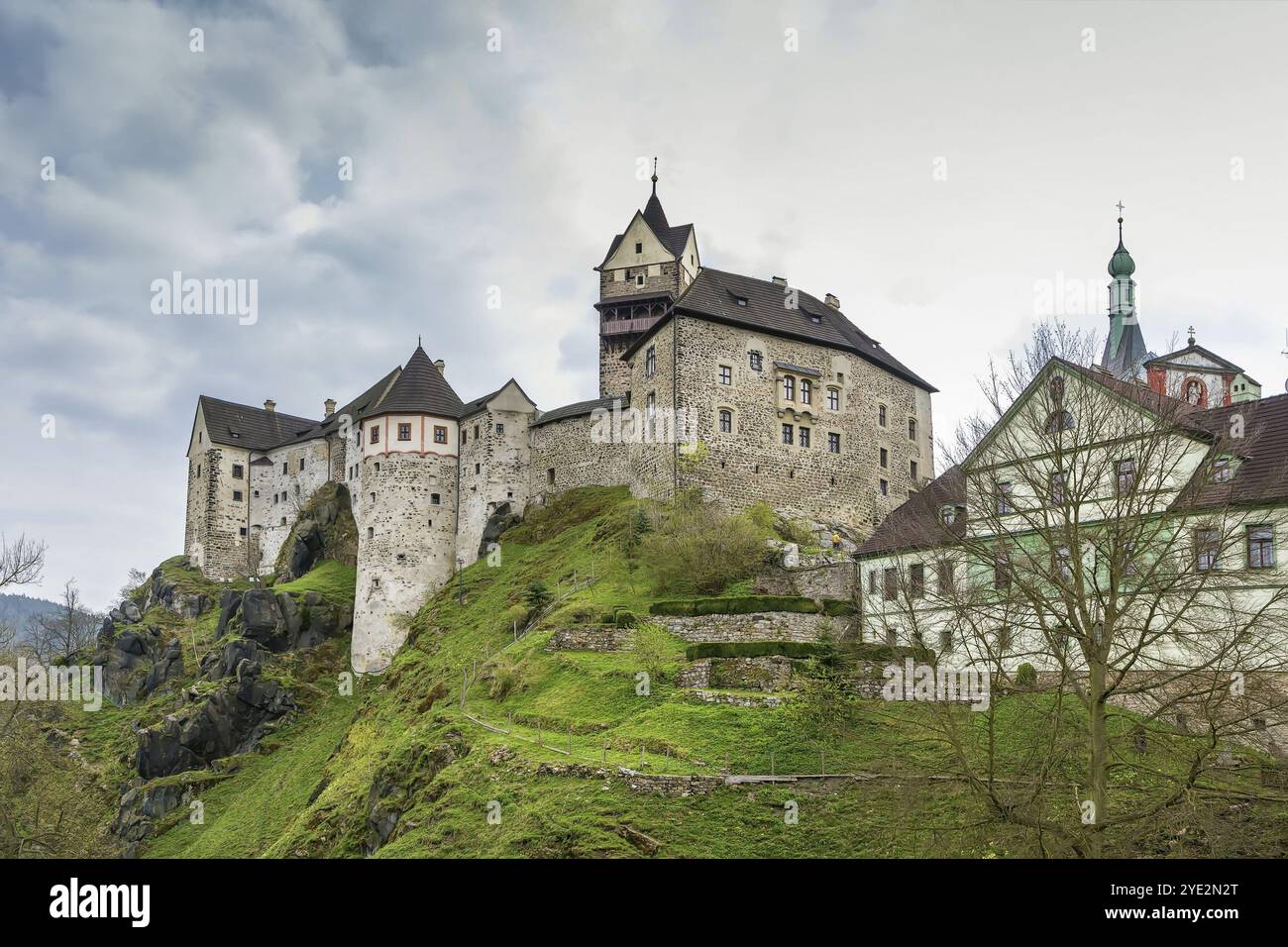 Le château de Loket est un château de style gothique du XIIe siècle situé à environ 12 kilomètres de Karlovy Vary sur un rocher massif dans la ville de Loket, République tchèque, Europ Banque D'Images