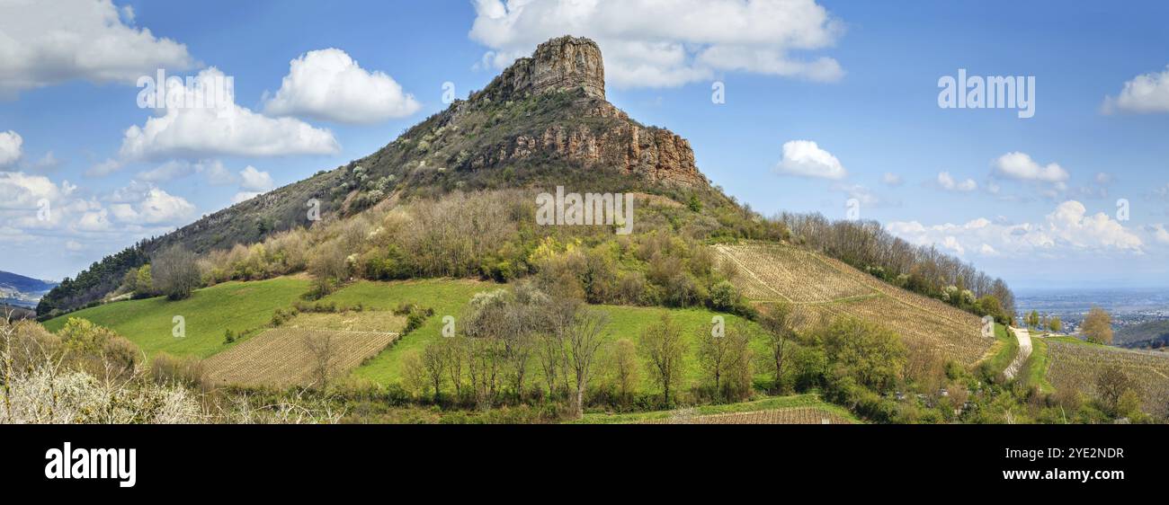 Roche de Solutre (en français : Roche de Solutre), est une pente calcaire à 8 km à l'ouest de Mâcon, France, Europe Banque D'Images