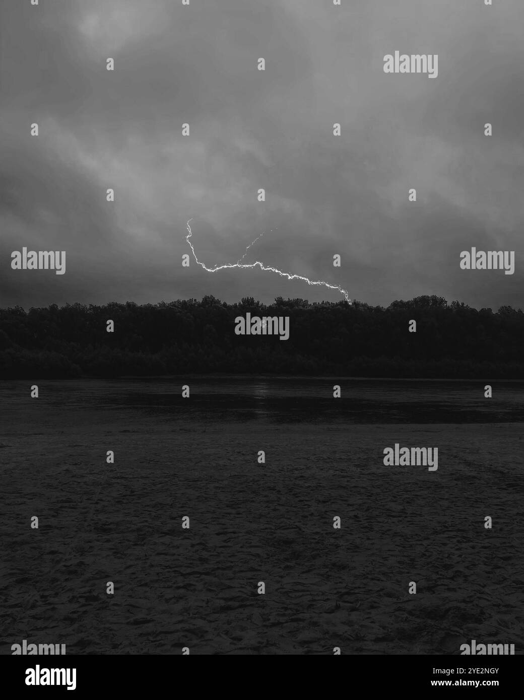 La foudre solitaire au-dessus de la rivière, obscurité étrange, orage, atmosphère sombre de fantaisie, forêt de métal noir atmosphérique, photographie de nature d'horreur Banque D'Images