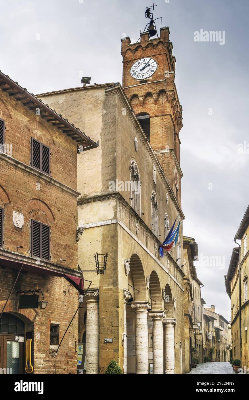 Streer avec Hôtel de ville de Pienza, Italie, Europe Banque D'Images