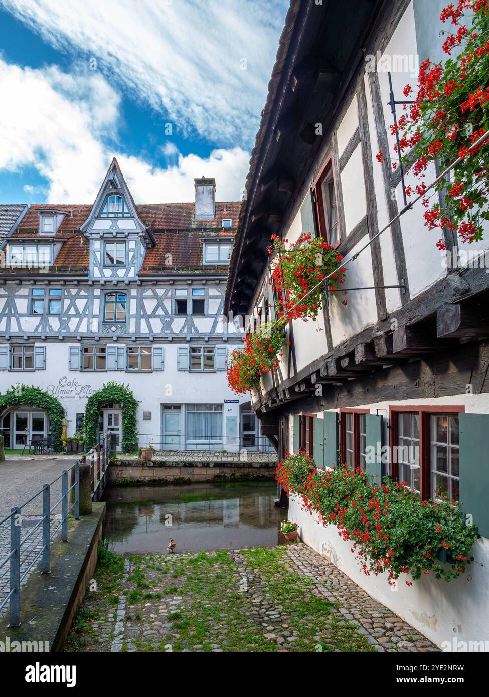Altes Fachwerkhaus, Schiefes Haus, im Fischerviertel in Ulm, Baden-Württemberg, Deutschland Altes Fachwerkhaus, Schiefes Haus, im Fischerviertel in ul Banque D'Images