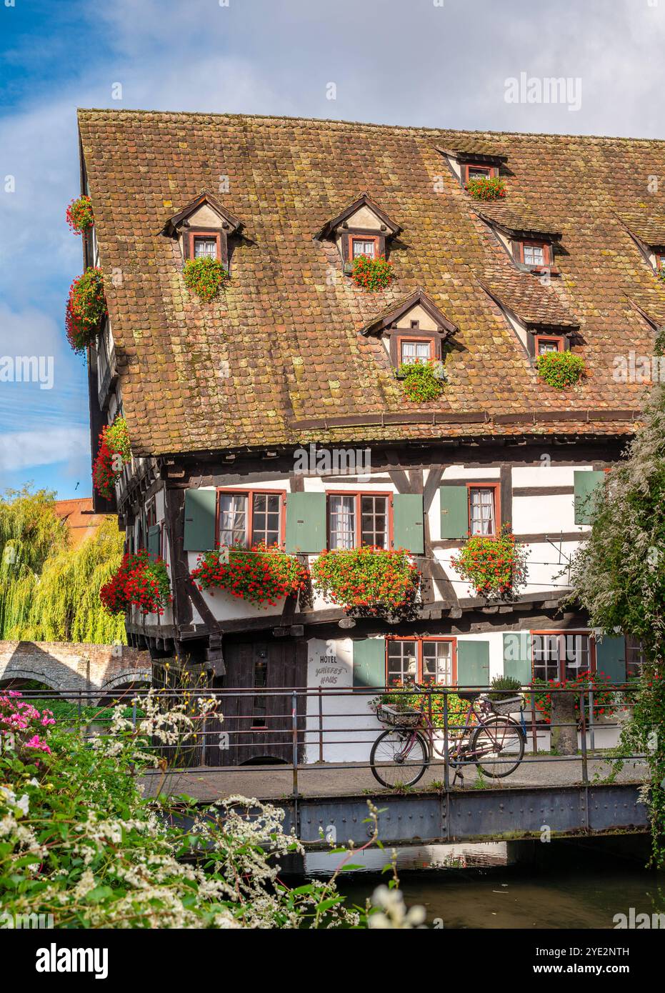 Altes Fachwerkhaus, Schiefes Haus, im Fischerviertel in Ulm, Baden-Württemberg, Deutschland Altes Fachwerkhaus, Schiefes Haus, im Fischerviertel in ul Banque D'Images