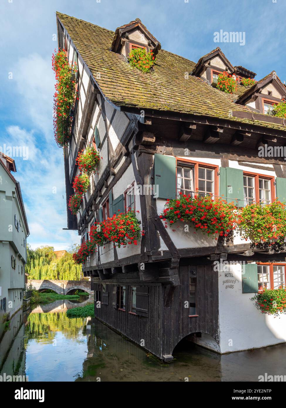Altes Fachwerkhaus, Schiefes Haus, im Fischerviertel in Ulm, Baden-Württemberg, Deutschland Altes Fachwerkhaus, Schiefes Haus, im Fischerviertel in ul Banque D'Images