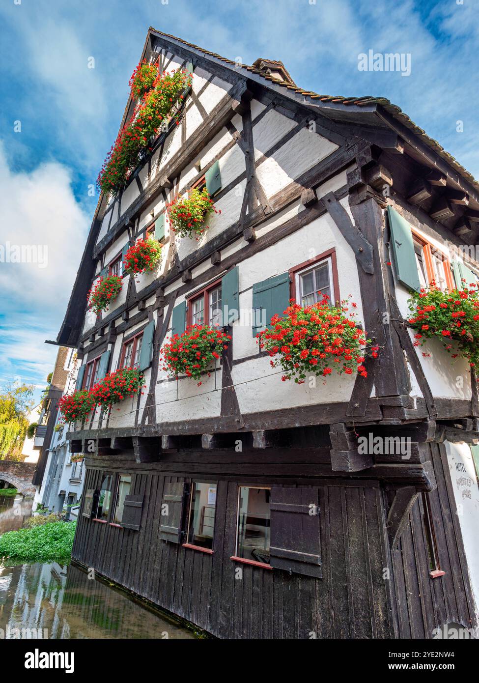 Altes Fachwerkhaus, Schiefes Haus, im Fischerviertel in Ulm, Baden-Württemberg, Deutschland Altes Fachwerkhaus, Schiefes Haus, im Fischerviertel in ul Banque D'Images