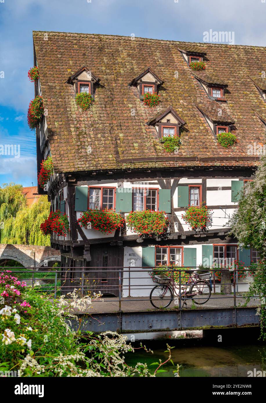 Altes Fachwerkhaus, Schiefes Haus, im Fischerviertel in Ulm, Baden-Württemberg, Deutschland Altes Fachwerkhaus, Schiefes Haus, im Fischerviertel in ul Banque D'Images