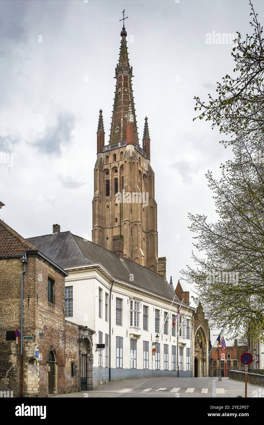 Église notre-Dame de Bruges, Belgique. Sa tour, à 122,3 mètres (401 pieds) de hauteur, reste la plus haute structure de la ville et la deuxième plus haute Banque D'Images