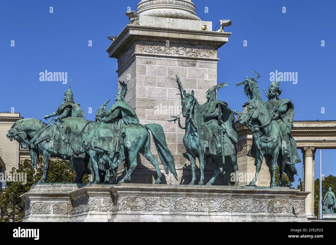 Monument du millénaire sur la place des héros à Budapest, Hongrie. Statues des sept chefs des Magyars Banque D'Images