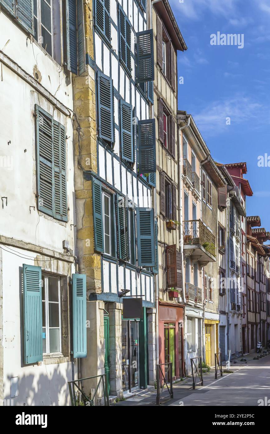 Rue avec maisons historiques dans le centre ville de Bayonne, France, Europe Banque D'Images