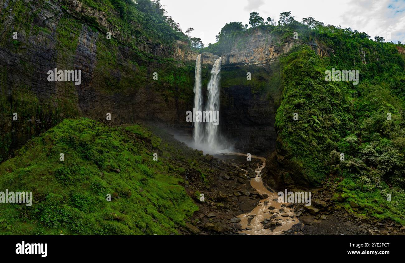Vue aérienne par drone de la cascade Coban Sriti, cascade Indonesia à Malang, Java oriental, Indonésie Banque D'Images