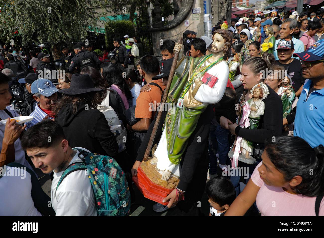 Non exclusif : les dévots du Saint créé Jude Thaddeus, fréquentent l'église de San Hipolito pour bénir les images et rendre grâce pour les faveurs accordées. Banque D'Images Non exclusif : les dévots du Saint créé Jude Thaddeus, fréquentent l'église de San Hipolito pour bénir les images et rendre grâce pour les faveurs accordées. Banque D'Images