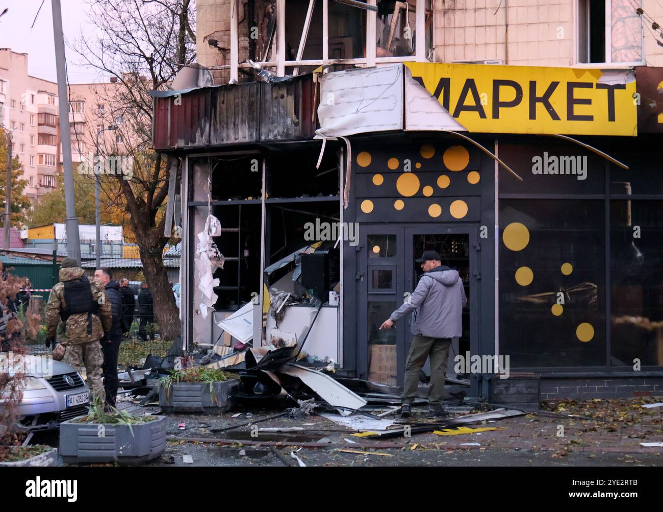 KIEV, UKRAINE - le 29 OCTOBRE 2024 - Un magasin du district de Solomianskyi est endommagé par une attaque de drone russe, Kiev, capitale de l'Ukraine. Six personnes ont été blessées et 15 ont été évacuées à la suite d'une attaque d'UAV dans le district de Solomianskyi à Kiev. Banque D'Images