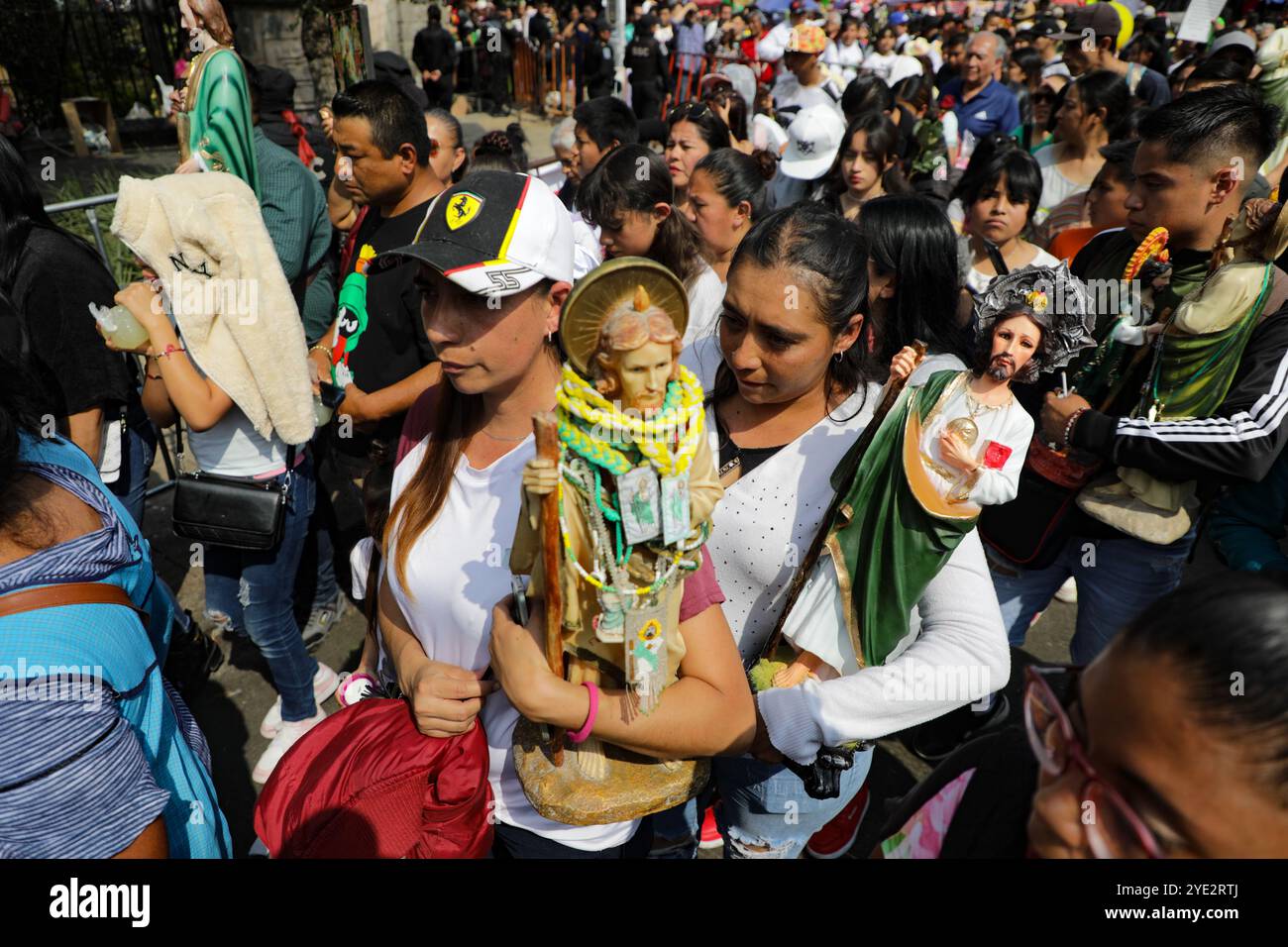 Non exclusif : les dévots du Saint créé Jude Thaddeus, fréquentent l'église de San Hipolito pour bénir les images et rendre grâce pour les faveurs accordées. Banque D'Images Non exclusif : les dévots du Saint créé Jude Thaddeus, fréquentent l'église de San Hipolito pour bénir les images et rendre grâce pour les faveurs accordées. Banque D'Images