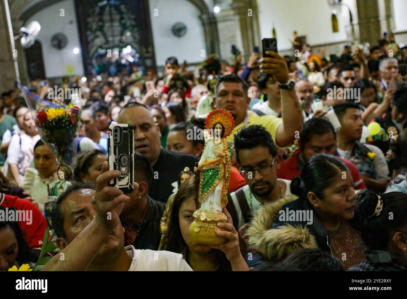 Non exclusif : les dévots du Saint créé Jude Thaddeus, fréquentent l'église de San Hipolito pour bénir les images et rendre grâce pour les faveurs accordées. Banque D'Images Non exclusif : les dévots du Saint créé Jude Thaddeus, fréquentent l'église de San Hipolito pour bénir les images et rendre grâce pour les faveurs accordées. Banque D'Images