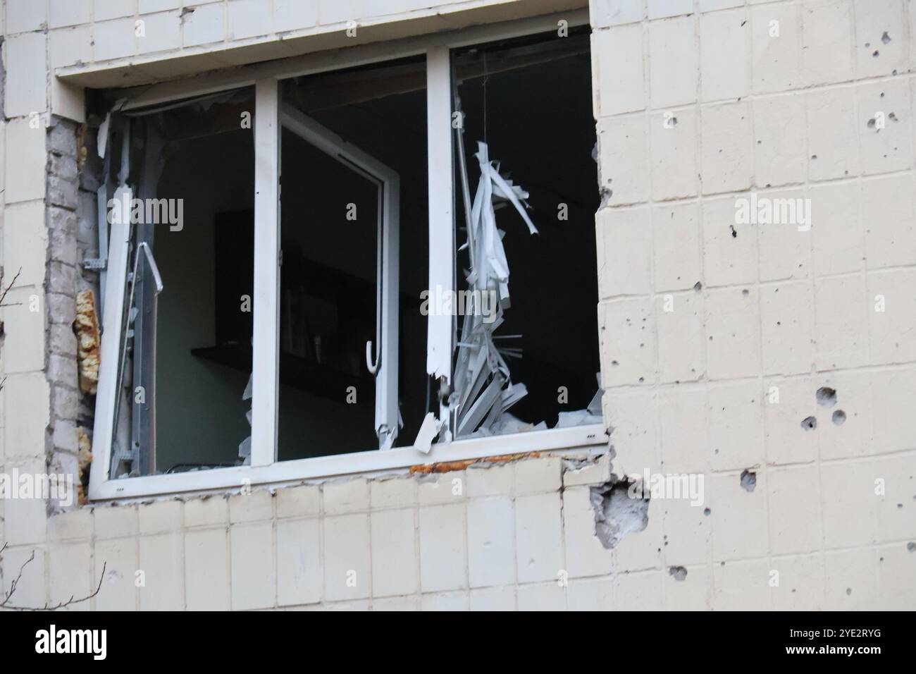 Non exclusif : KIEV, UKRAINE - 29 OCTOBRE 2024 - Une fenêtre brisée se trouve dans un immeuble du quartier de Solomianskyi endommagé par un drone russe Banque D'Images
