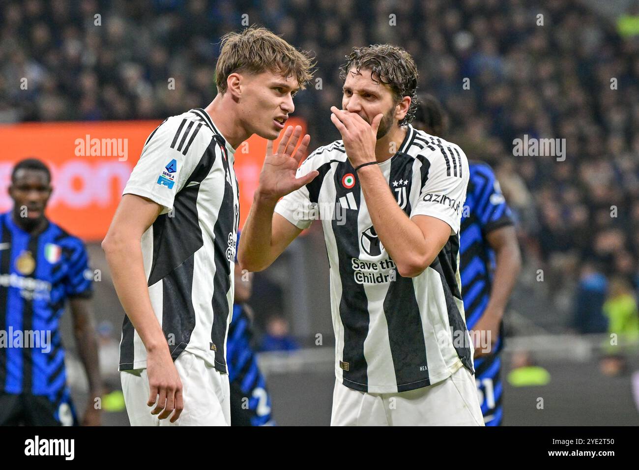 Milan, Italie. 27 octobre 2024. Nicolo Savona (G) et Manuel Locatelli (d) de la Juventus vus lors du match de Serie A entre l'Inter et la Juventus à Giuseppe Meazza à Milan. Banque D'Images