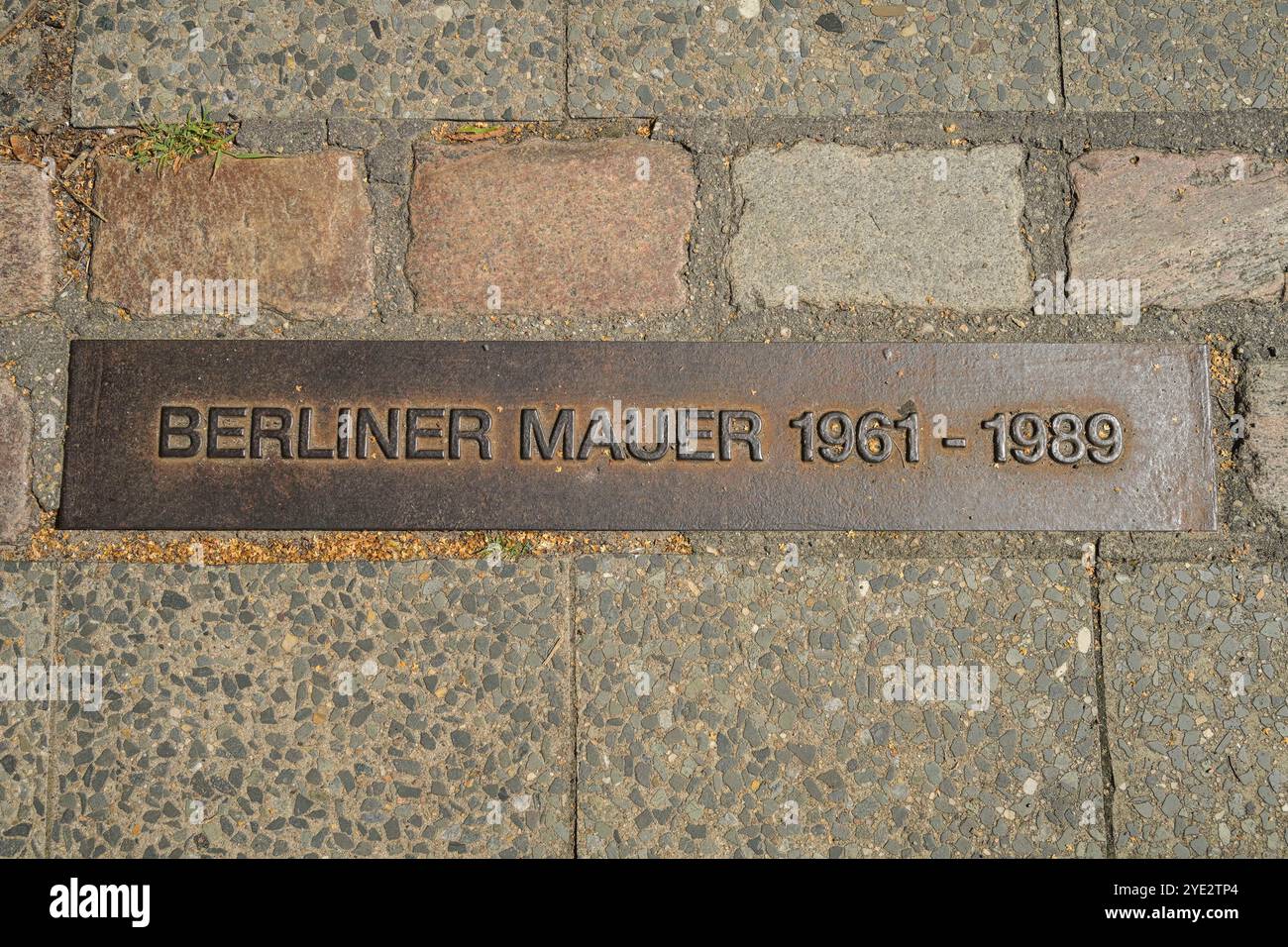 Plaque commémorative en fer dans le sol, mur de Berlin 1961 - 1989, Pankow, Berlin, Allemagne Banque D'Images