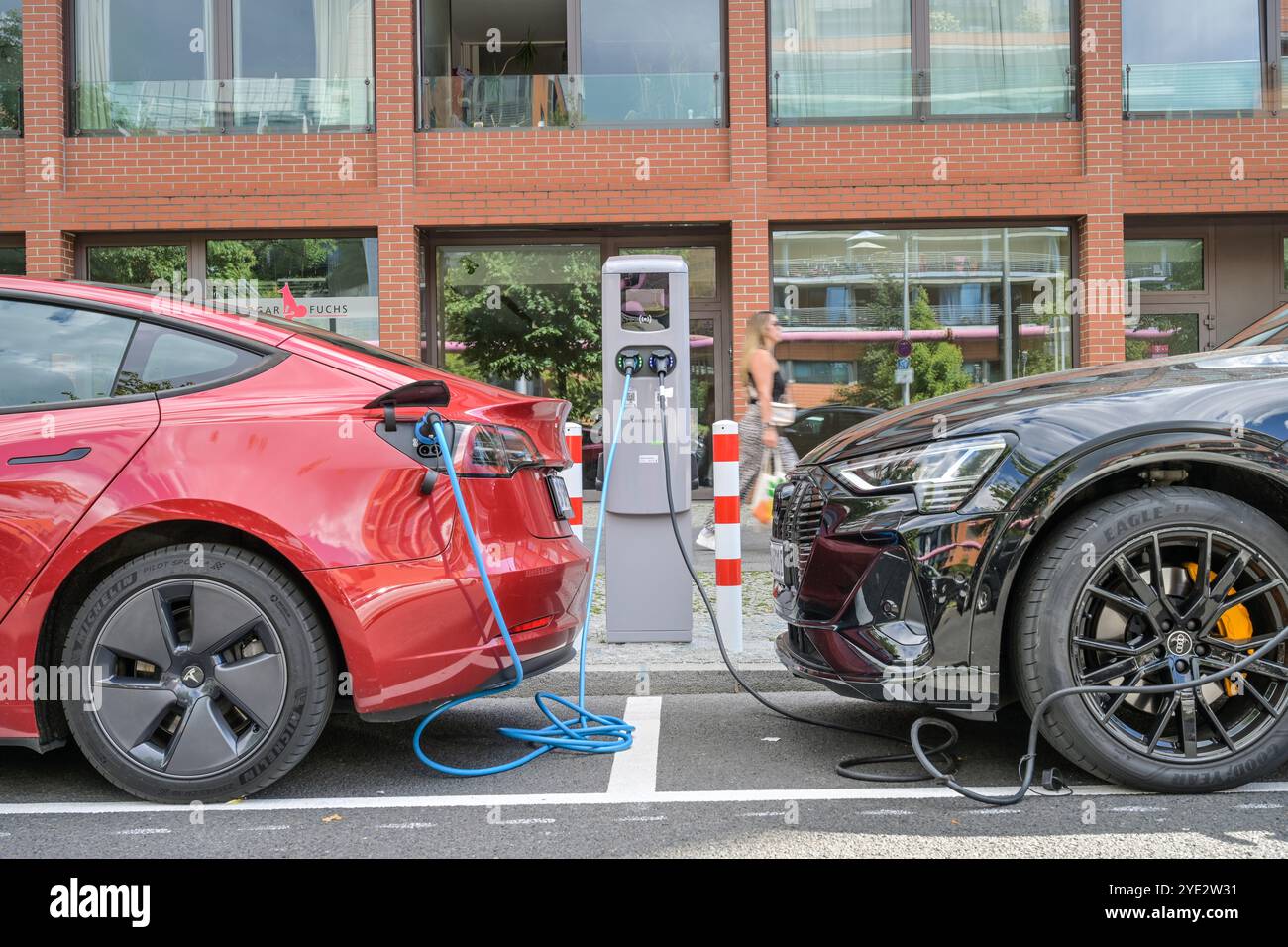 Borne de recharge pour voitures électriques, Tilla-Durieux-Park, Potsdamer Platz, Tiergarten, Mitte, Berlin, Allemagne Banque D'Images