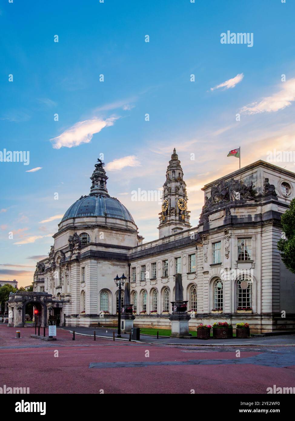 Hôtel de ville au crépuscule, Cardiff, pays de Galles, Royaume-Uni Banque D'Images