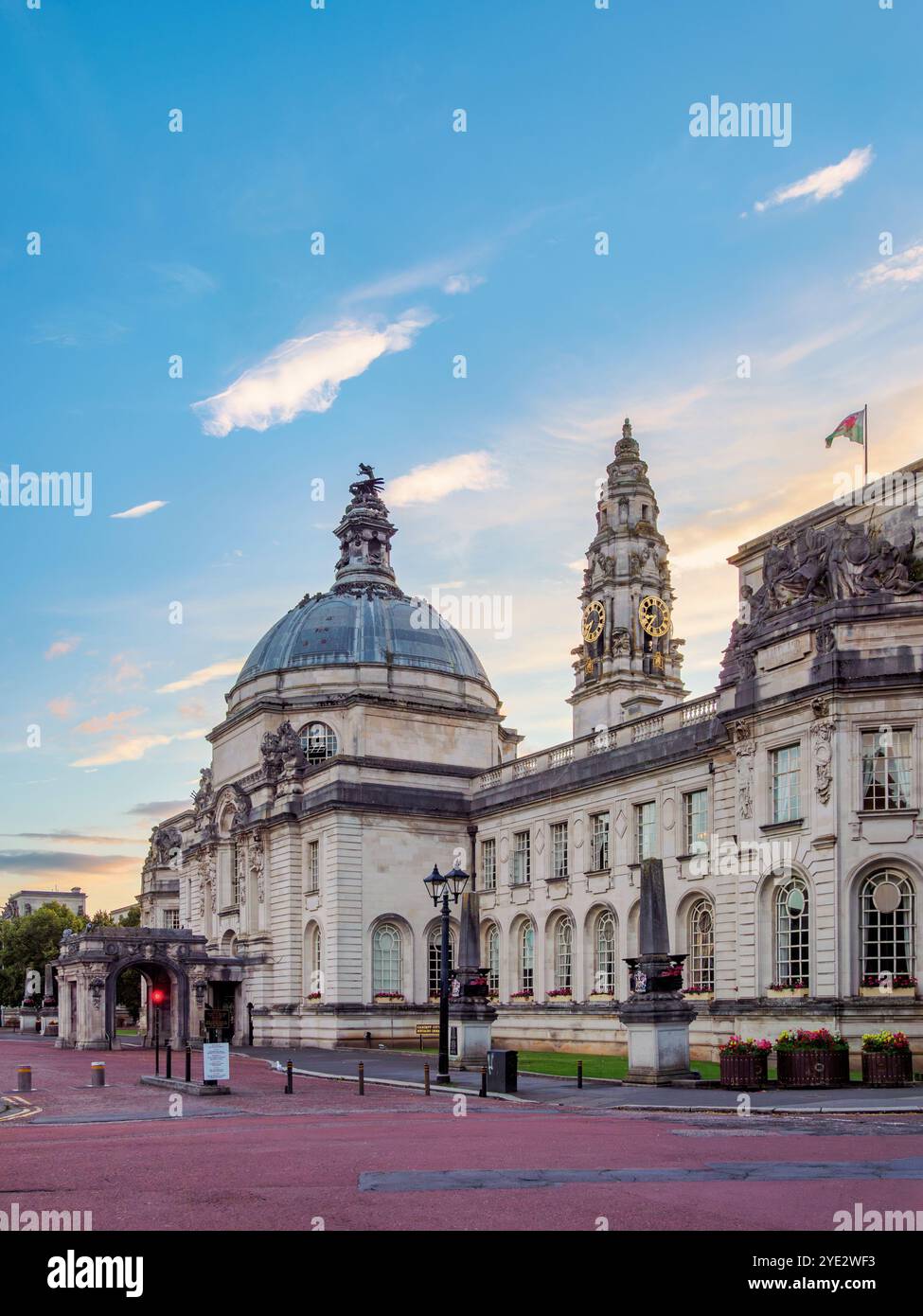 Hôtel de ville au crépuscule, Cardiff, pays de Galles, Royaume-Uni Banque D'Images
