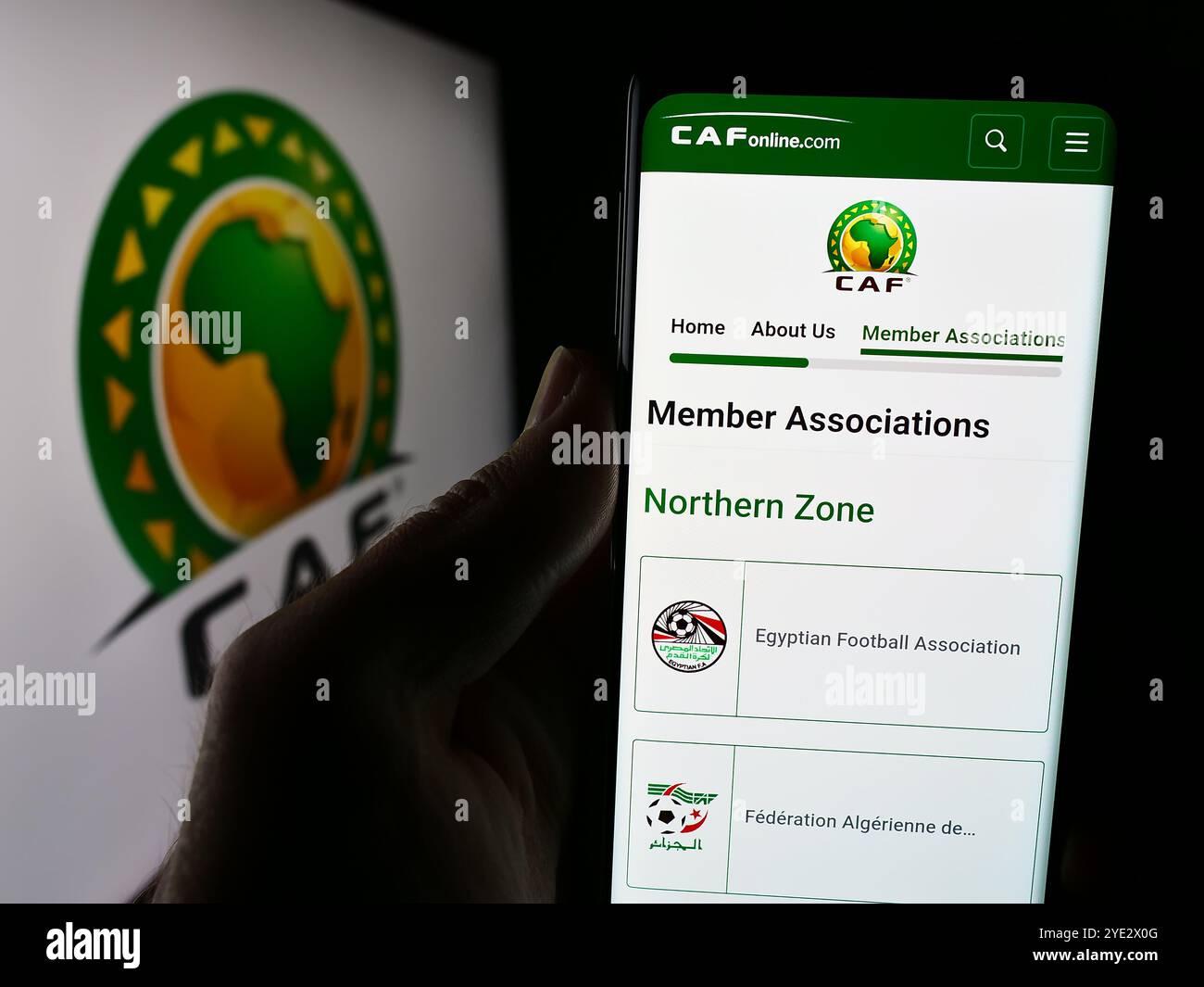 Allemagne. 25 juin 2024. Dans cette illustration photo, une personne tient un smartphone avec la page web de l'association Confederation africaine de Football (CAF) avec logo. (Photo timon Schneider/SOPA images/SIPA USA) *** strictement à des fins éditoriales *** crédit : SIPA USA/Alamy Live News Banque D'Images