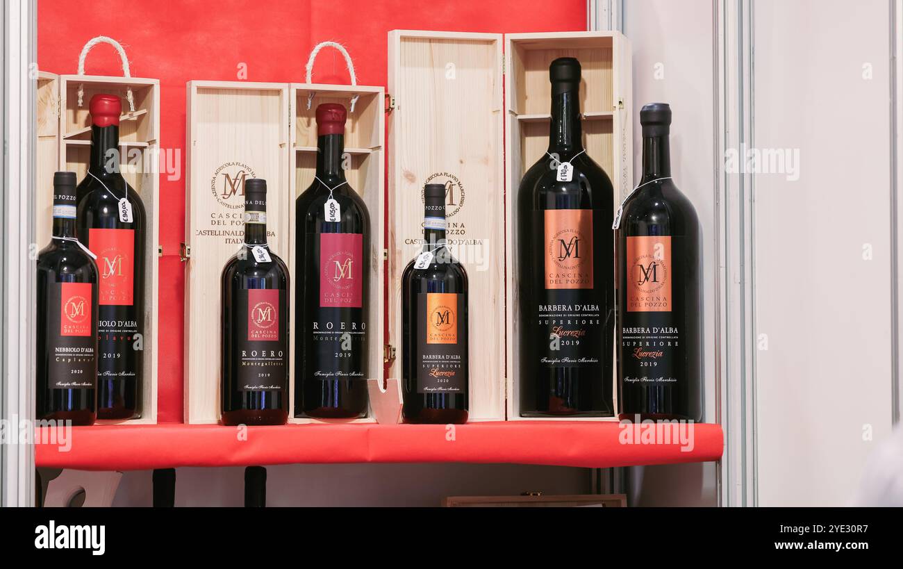 Diverses bouteilles de vin de qualité supérieure sont présentées au Festival de la truffe d'Alba en Italie, attirant les visiteurs qui cherchent à goûter aux spécialités locales Banque D'Images