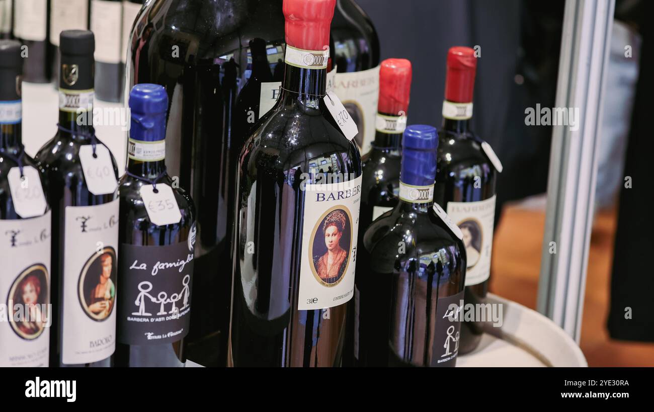 Les visiteurs explorent une sélection de vins au Festival de la truffe d'Alba en Italie, où les spécialités de truffe et les vins fins sont célébrés. L'événement highlig Banque D'Images
