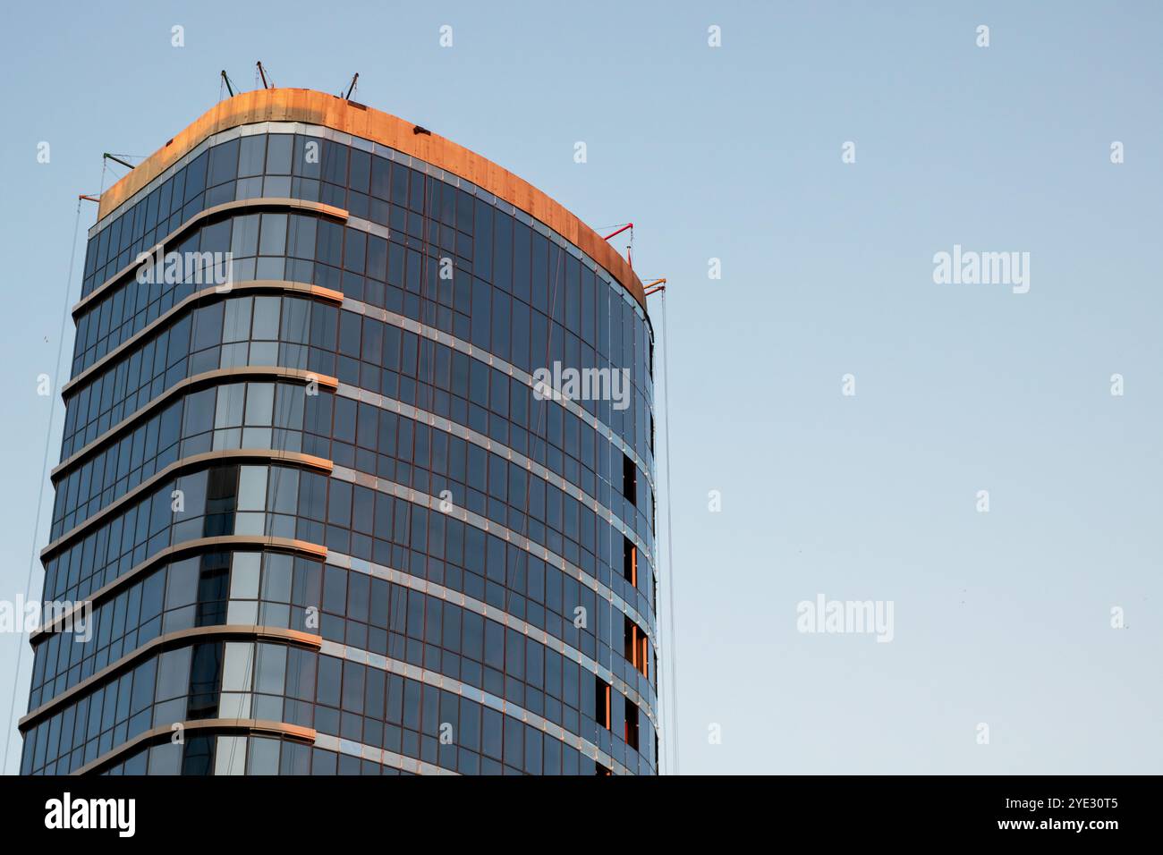 Un bâtiment remarquablement haut qui dispose d'un nombre important de fenêtres, mettant en valeur son impressionnant design architectural contre le ciel Banque D'Images