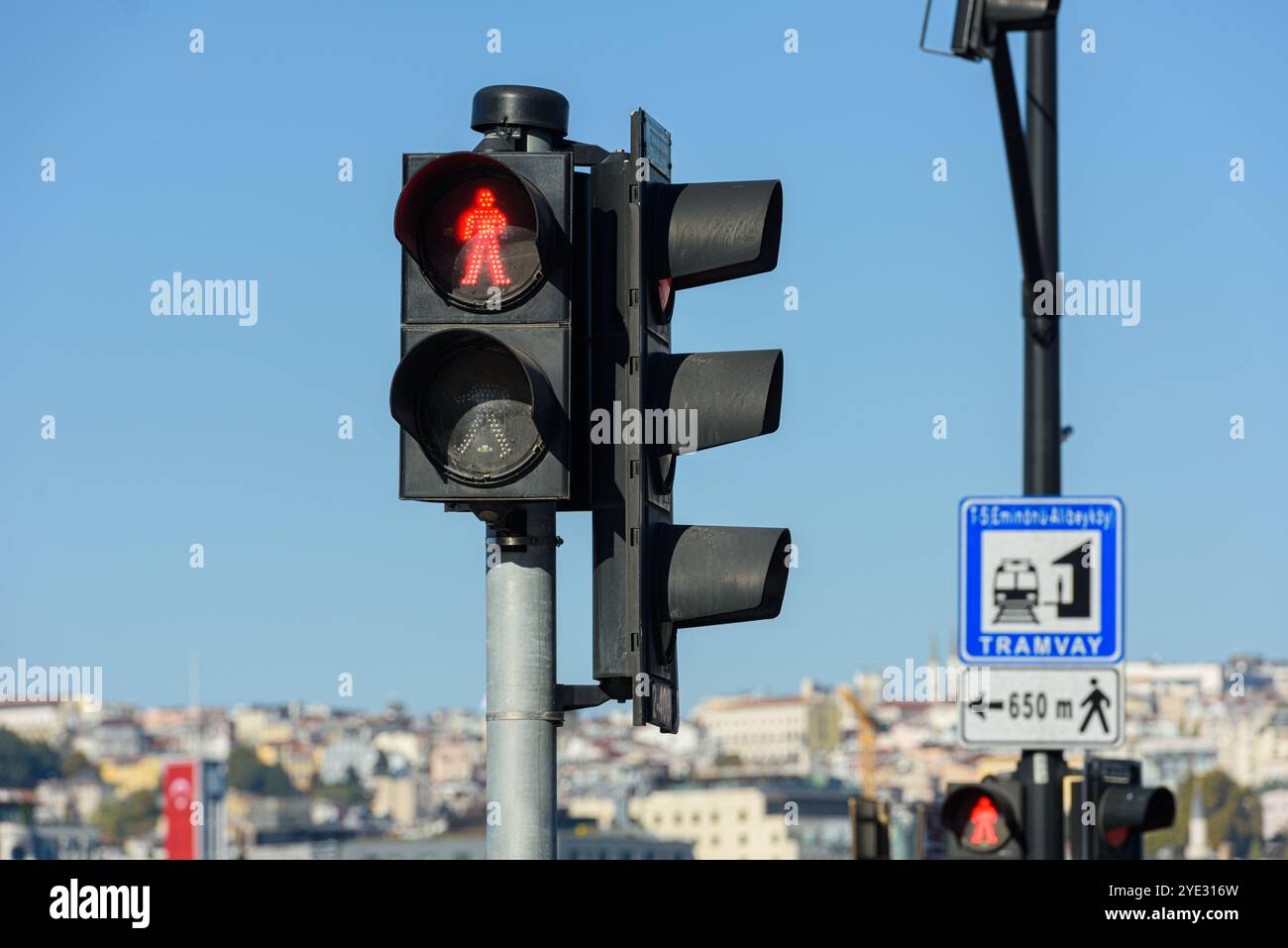 ISTANBUL, TURQUIE - 27 JUIN 2023 : feu de circulation avec lumière rouge contre le ciel du soir. Banque D'Images ISTANBUL, TURQUIE - 27 JUIN 2023 : feu de circulation avec lumière rouge contre le ciel du soir. Banque D'Images